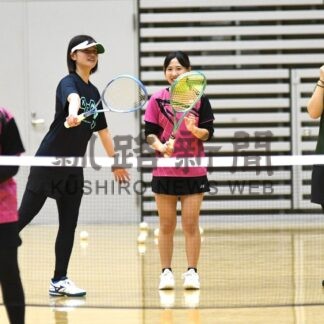 小中高生ら基本技術学ぶ　ソフトテニス　実業団選手ら招き講習会【釧路市】(2026-02-17)