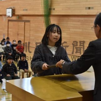 児童の努力たたえる　条例に基づく表彰式、標茶小で１６人受賞【標茶町】(2026-02-18)