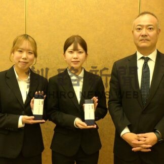 濱屋さん、中島さん激励　生保釧路協会の保育士養成奨学金、卒業記念で交流会【釧路市】(2026-02-18)