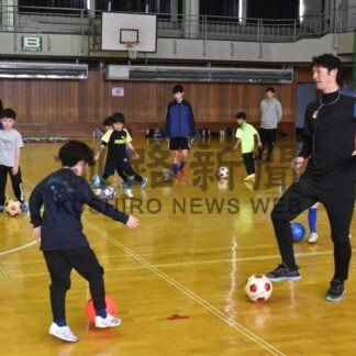 小中生 サッカーのこつ学ぶ　元日本代表・巻さん招き教室【根室市】(2026-02-20)