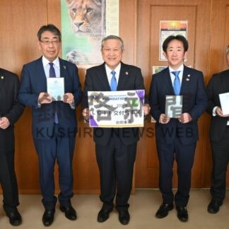海洋プラごみ問題考えて　ライオンズク国際協会３３１―Ｂ地区、市教委にＤＶＤ寄贈【釧路市】(2026-02-22)
