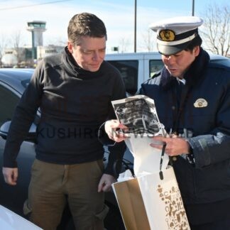 観光客らに交通安全訴え　釧路署と釧根地区レンタカー協会、啓発チラシ配布【釧路市】(2026-02-25)