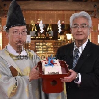 絵馬で受験生を応援　鶴ケ岱郵便局、厳島神社に奉納【釧路市】(2026-02-28)