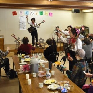 スコップ三味線の派手な演奏楽しむ　さわやか健康サロン【釧路市】(2026-02-28)