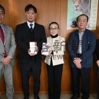 釧路市ＰＴＡ連合会に３０万円相当の図書カード寄贈　市ボランティア連絡協【釧路市】(2026-02-28)