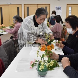 フラワーアレンジメントに挑戦　遠矢町内会の女性ら【釧路町】(2026-03-01)