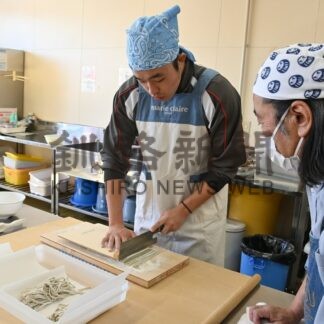 標津高生６年ぶりそば打ち挑戦　「おいしくできた」【標津町】(2026-03-03)