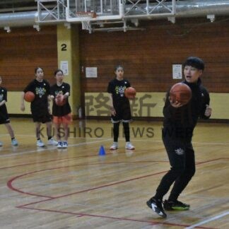 バスケの基礎伝授　小学生対象にクリニック　標茶出身・レバンガアカデミーコーチ　坂井さん【標茶町】(2026-03-03)