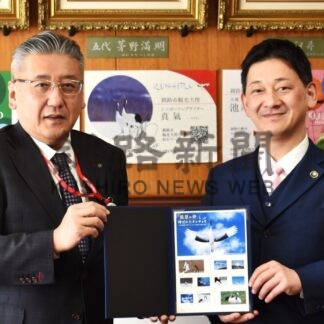 タンチョウ切手寄贈　日本郵政道支社、釧路市などに【釧路市】(2026-03-03)