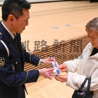 ハンドサインで意思表示　中標津署　事故防止へ啓発牛乳配布【別海町】(2026-03-05)