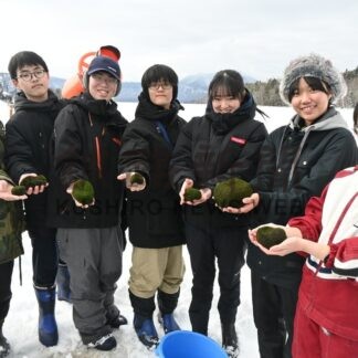 湖底のマリモ「見えた」　阿寒義務教育９年生が氷上観察【釧路市】(2026-03-07)