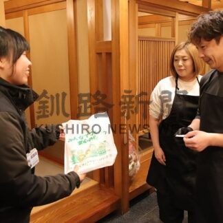 防犯意識高めて　根室署と連携し啓発グッズ配布　梅ヶ枝町商店街振興組合【根室市】(2026-03-07)