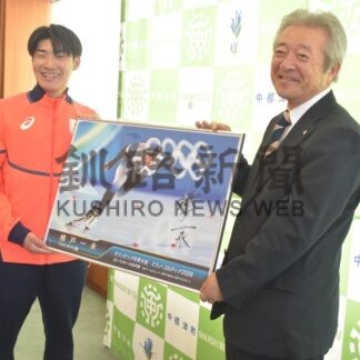 蟻戸選手中標津へ凱旋　町役場表敬、サイン入りパネル贈呈【中標津町】(2026-03-14)