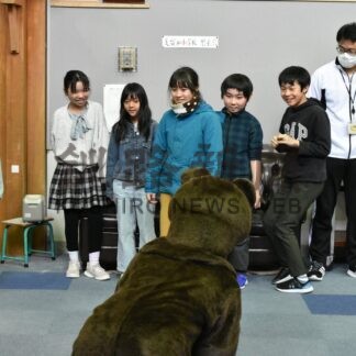 ヒグマの生態、対処法学ぶ　和琴・美留和小で教室【弟子屈町】(2026-03-18)
