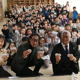 児童デザインのバッジ寄贈　愛国小、さくらまつり実行委に【釧路市】(2026-03-19)