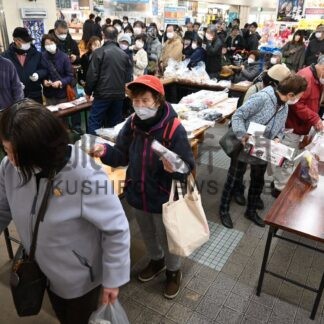 和商マルトク袋に長蛇の列　駅西都ＳＡＬＥが盛況【釧路市】(2026-03-20)