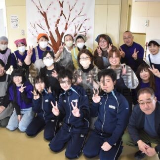 感謝の気持ちカードに込め　まなざしの和が美原中で出張地域食堂【釧路市】(2026-03-21)