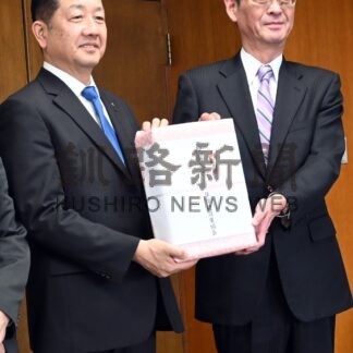 建設業協会、新入学児に学用品寄贈【厚岸町】(2026-03-25)