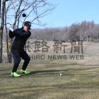 今シーズン初のゴルフ楽しむ　釧路カントリークラブ、西側コース先行オープン【釧路市】(2026-03-27)