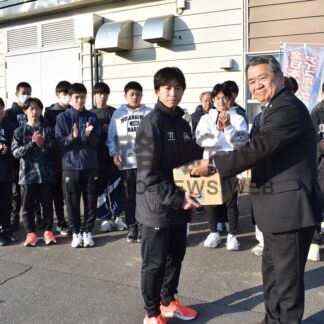 釧路富山県人会が選抜チームに飲料差し入れ　全日本アイホ出場選手に【釧路市】(2026-03-28)