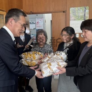 新入学児童に「愛の鈴」　中標津町商工会女性部、町教委に寄贈【中標津町】(2026-03-29)