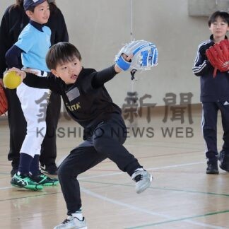 打って投げて笑顔広がる　根室野球少年団が体験会【根室市】(2026-04-01)