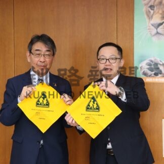 市教委と教育局に黄色いハンカチ寄贈　本社【釧路市】(2026-04-01)