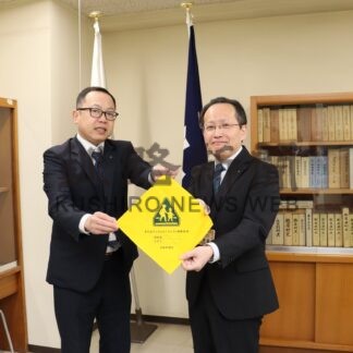 市教委と教育局に黄色いハンカチ寄贈　本社【釧路市】_1(2026-04-01)