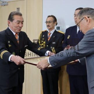 佐藤副団長に消防長官表彰　根室市消防団、退団に感謝込め備品寄贈【根室市】(2026-04-02)