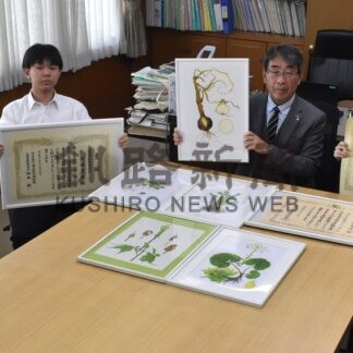 植物画コン上位入賞報告　マシオン さん と生徒４人、教育長を表敬【釧路市】(2026-04-02)