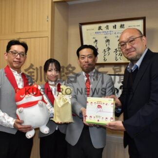 新入学児童　勉強頑張って　マルハン釧路店が鶴野小に鉛筆３００本寄贈【釧路市】(2026-04-04)