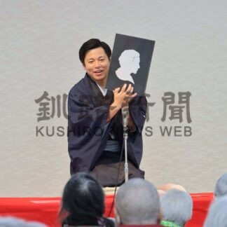 紙切りと落語披露　林家楽三郎さん三遊亭兼作さん、根室２施設で寄席【根室市】(2026-04-07)
