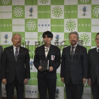 蟻戸選手に町栄誉賞　スピードスケート、「憧れる存在に」【中標津町】(2026-04-08)