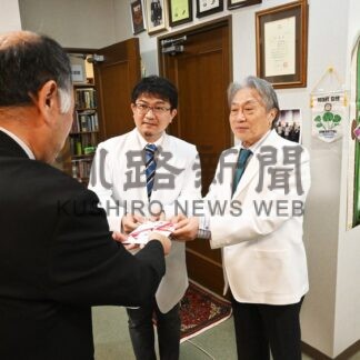 足立さん釧新基金に１００万円拠出【釧路市】(2026-04-08)