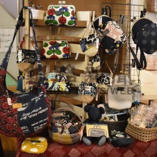 がまぐちバッグ色柄多彩　ベル＆リキ、手作り作品並ぶ【釧路市】(2026-04-08)