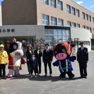 交通事故に気を付けて　標茶小校門前で呼び掛け【標茶町】(2026-04-09)