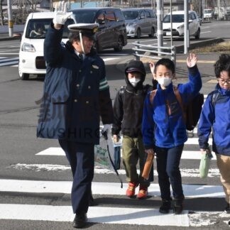 横断歩道手を上げて　根室署、小学校前で交通安全指導【根室市】(2026-04-10)