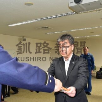 路上で倒れた男性を救命　中村さんに感謝状　市消防本部【釧路市】(2026-04-11)