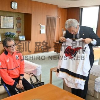 須藤選手「若手指導に専念」　ミラノパラ五輪アイスホッケー　役場表敬し出場報告【中標津町】(2026-04-14)