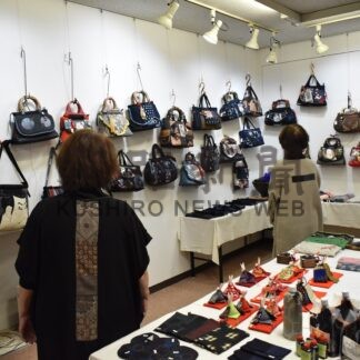 着物生地を再利用、服や装飾品並ぶ　「荷葉」てづくり展【釧路市】(2026-04-15)