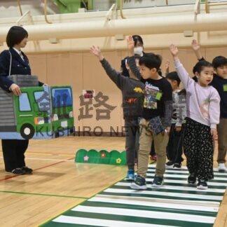 横断歩道手を上げて渡ろう　釧路署、興津小で交通安全教室【釧路市】(2026-04-16)