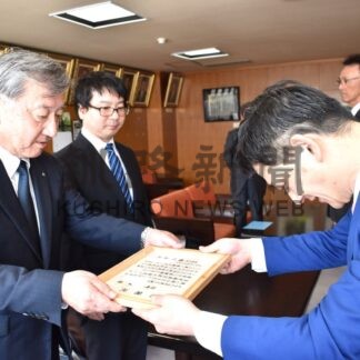 釧路市港湾行政に１００万円を寄付　白崎建設会長【釧路市】(2026-04-16)