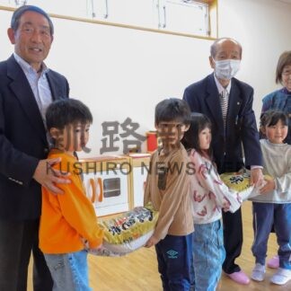 根室の保育園に新米届く　逆さ地名、室根からコンブのお礼【根室市】(2026-04-16)