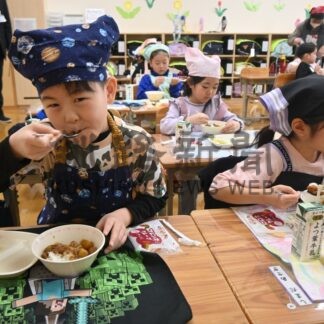 初給食に１年生笑顔　釧路市内小学、義務教育学校【釧路市】(2026-04-18)