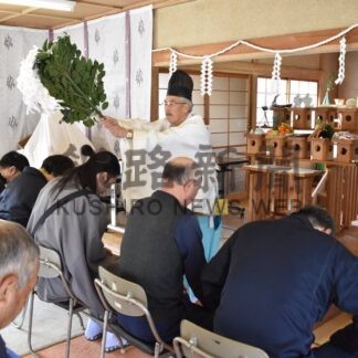 新作お守り３種を製作　鶴居神社若手氏子が企画、春季祭典で魂入れ【鶴居村】(2026-04-19)