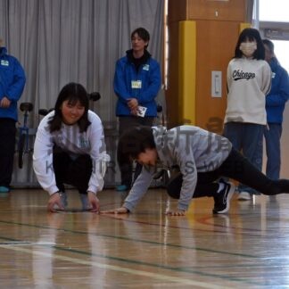 浜中小で交通安全ルール学ぶ　釧根トラック協青年部会【浜中町】(2026-04-20)