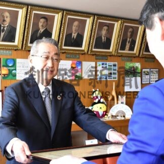 釧路信金に紺綬褒章伝達【釧路市】(2026-04-23)