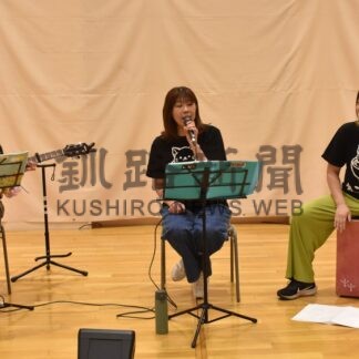 懐かしい昭和の名曲入居者楽しむ　「ねこまんま」公演【釧路市】(2026-04-25)