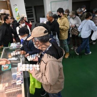 卵の格安販売に行列　「和商の日」、パンも好評【釧路市】(2026-04-26)