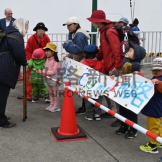 園児ら 横断幕手に歓迎　シーボーン・ソジャーン入港【釧路市】(2026-05-01)